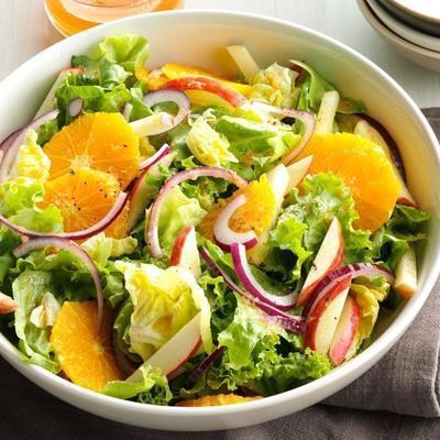 mélange de verdure et de vinaigrette orange-gingembre