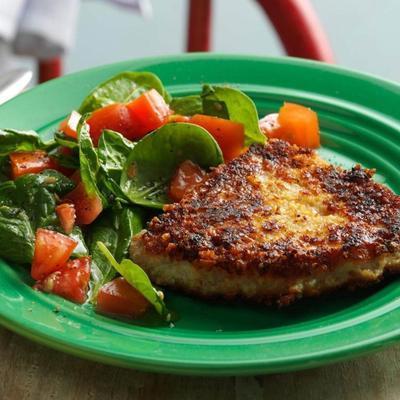 Côtelettes de porc croustillantes avec salade d'épinards