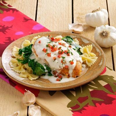 poulet et épinards avec sauce mornay à l'ail rôti