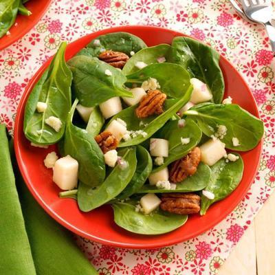 salade de bébés épinards aux pacanes confites et fromage bleu