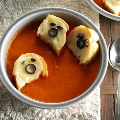 soupe aux tomates avec croûtons fantômes au fromage