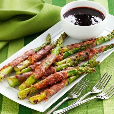 proscuitto grillé enrobé d'asperges avec réduction de balsamique à la framboise