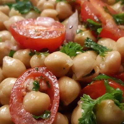 salade de pois chiches à l'oignon rouge et à la tomate