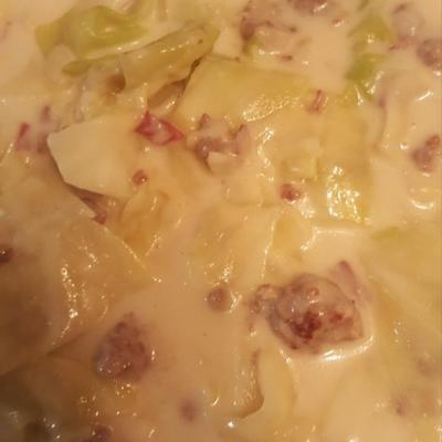 bratwurst, soupe de pommes de terre et chou