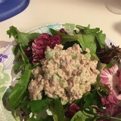 déposer la salade de thon délicieux mort