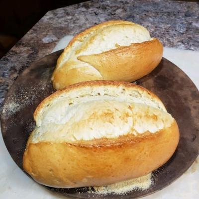 pain italien à l'aide d'une machine à pain