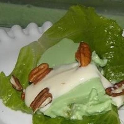 Salade d'avocat moulée de tante mabel avec pacanes grillées