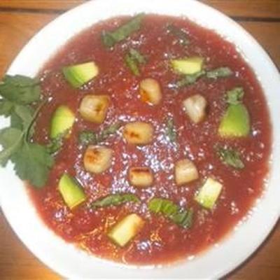 soupe de tomates réfrigérée avec pétoncles poêlés, avocat et basilic déchiré