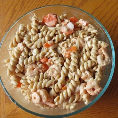 salade de pâtes aux fruits de mer de maman pour une foule