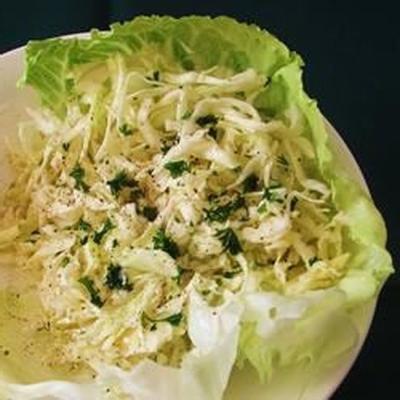 salade de chou avec vinaigrette au citron et à l'ail