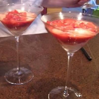 fraises flambées à la vodka avec glace chaude