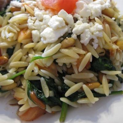 élégant orzo aux épinards fanés et aux pignons