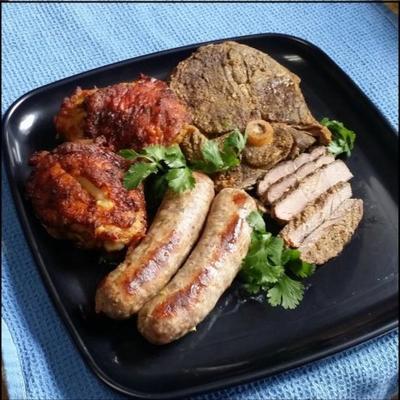 grillades de saucisses, poulet et agneau aux arômes tandoori