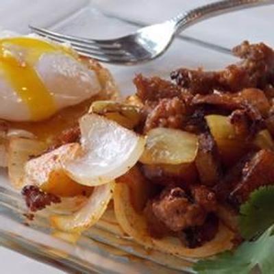 saucisse hash avec des pommes et de la sauge