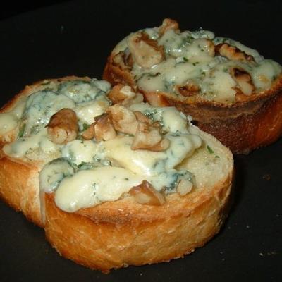 toasts aux noix et au fromage bleu