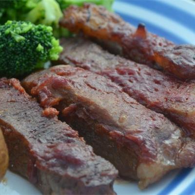 steak rond cuit au four dans une sauce barbecue