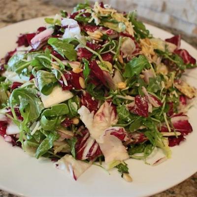 salade tricolore hachée avec des pignons de pin et du parmesan