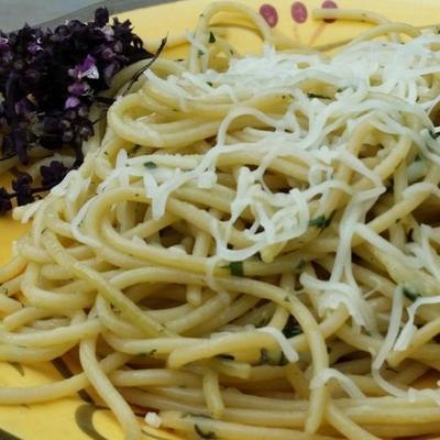spaghettis à l'ail et au basilic thaï