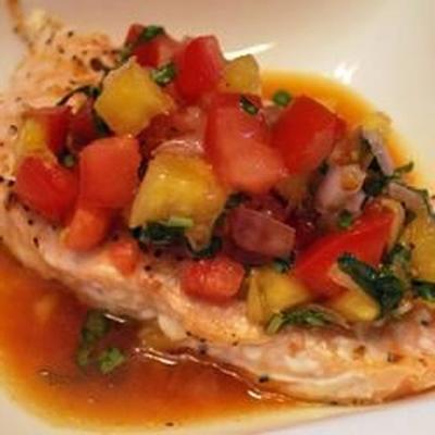 saumon à la salsa aux tomates et à l'ananas