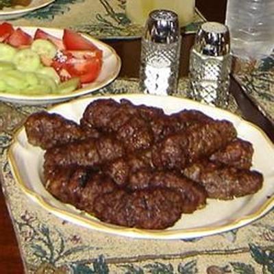 rouleaux de viande hachée grillée à la roumaine