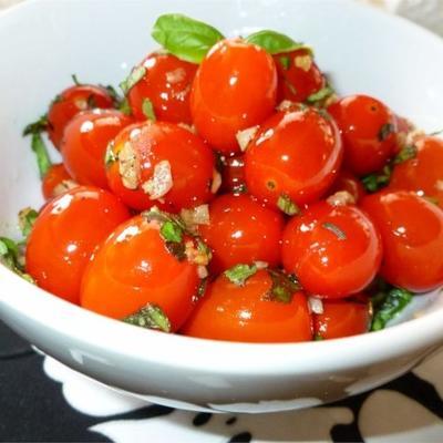 tomates cerises sautées à l'ail et au basilic