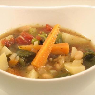 soupe de légumes italienne avec haricots, épinards et pesto