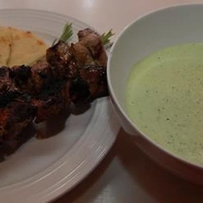 brochettes d'agneau grec avec salsa verde au yogourt et à la menthe
