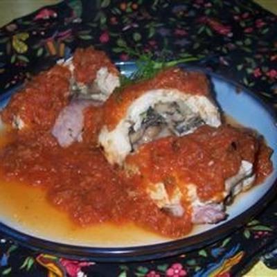 rouleaux de pollen et salsa de guajillo (rouleaux de poulet à la sauce au poivre guajillo)