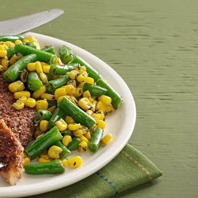 thym savoureux sur le maïs et les haricots verts
