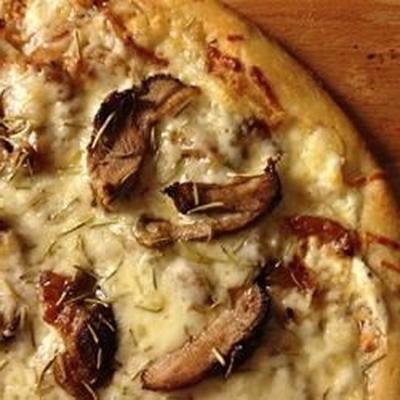 Pizza au canard et fontina au romarin et oignons caramélisés