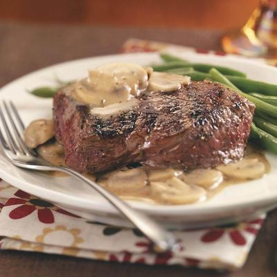 steak grillé avec sauce aux champignons