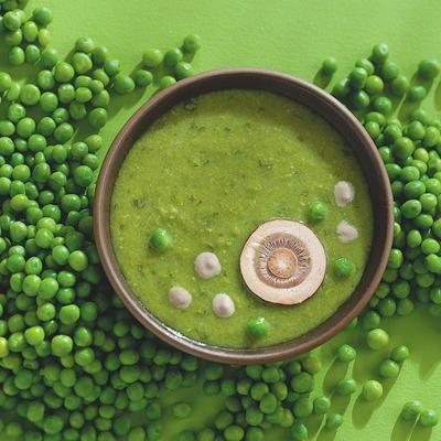 soupe de pois de jardin printanière avec une bruine crémeuse aux champignons