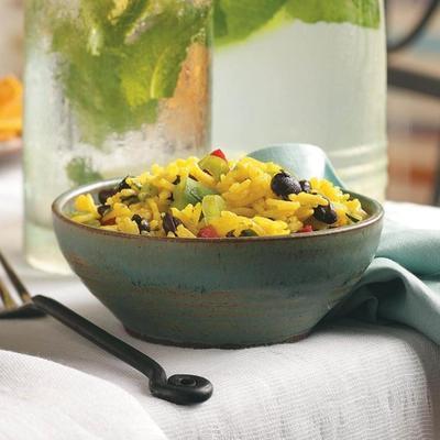 salade de riz jaune aux poivrons grillés et haricots noirs épicés