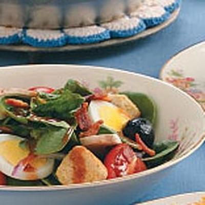 salade d'épinards avec vinaigrette au lard