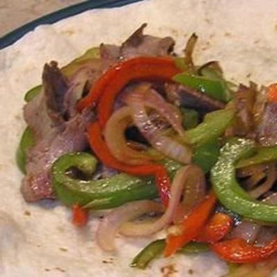 fajitas au steak, aux oignons et au poivre