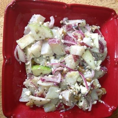 salade de pommes de terre de bonheur rouge avec gorgonzola et noix