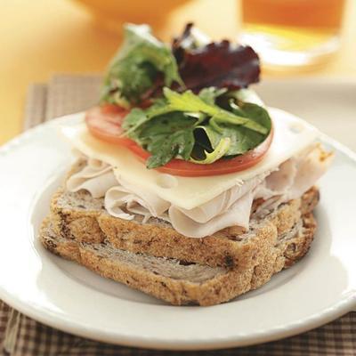 sandwich à la dinde et au suisse avec vinaigrette aux herbes