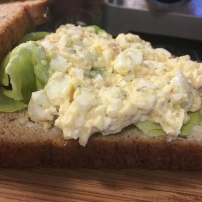 délicieuse salade aux œufs pour les sandwichs