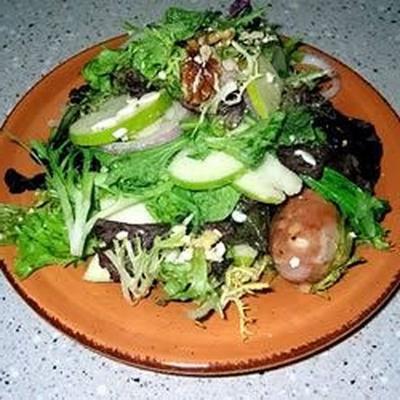 salade croustillante aux pommes et aux saucisses