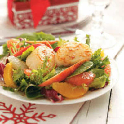 salade de pétoncles et de poires rouges