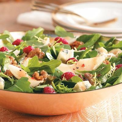 salade de poires mûres avec viniagrette framboise rouge