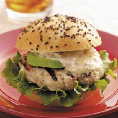 hamburgers de poisson des Caraïbes avec sauce tartare tropicale