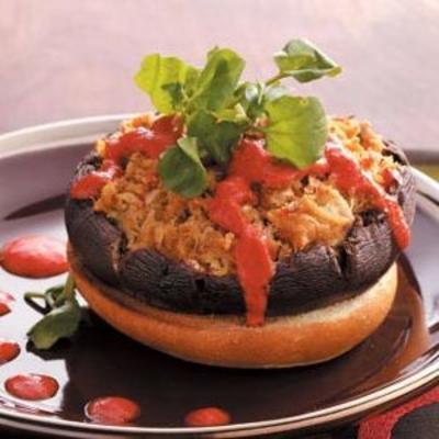 hamburgers portobello farcis au crabe avec sauce au poivron rouge