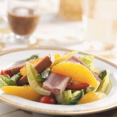 Salade d'orange au thon poêlé et à l'orange avec vinaigrette au basilic