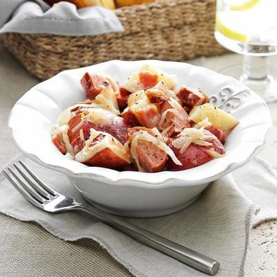 salade de pommes de terre allemande chaude avec saucisse