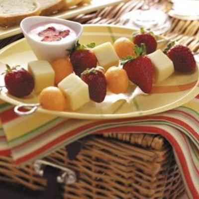 brochettes de fruits et de fromage avec trempette à la fraise