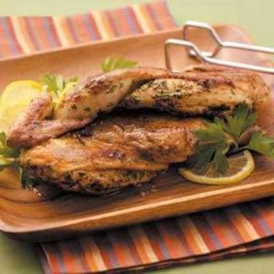 poule cornish sous une brique