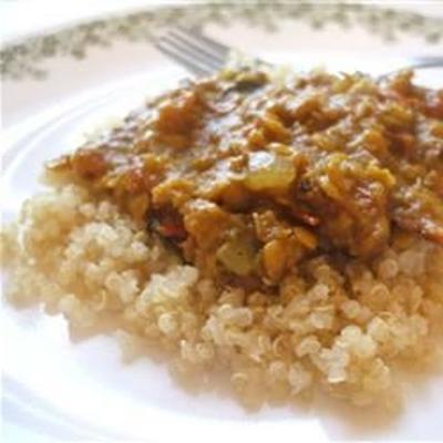 ragoût de lentilles au curry et à la noix de coco servis sur du quinoa