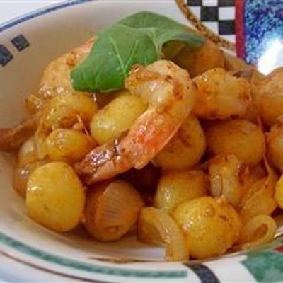 crevettes au safran crémeux avec gnocchi et oignon caramélisé