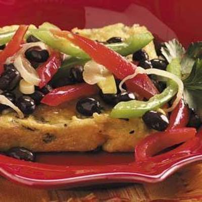 polenta au basilic avec haricots noirs et poivrons